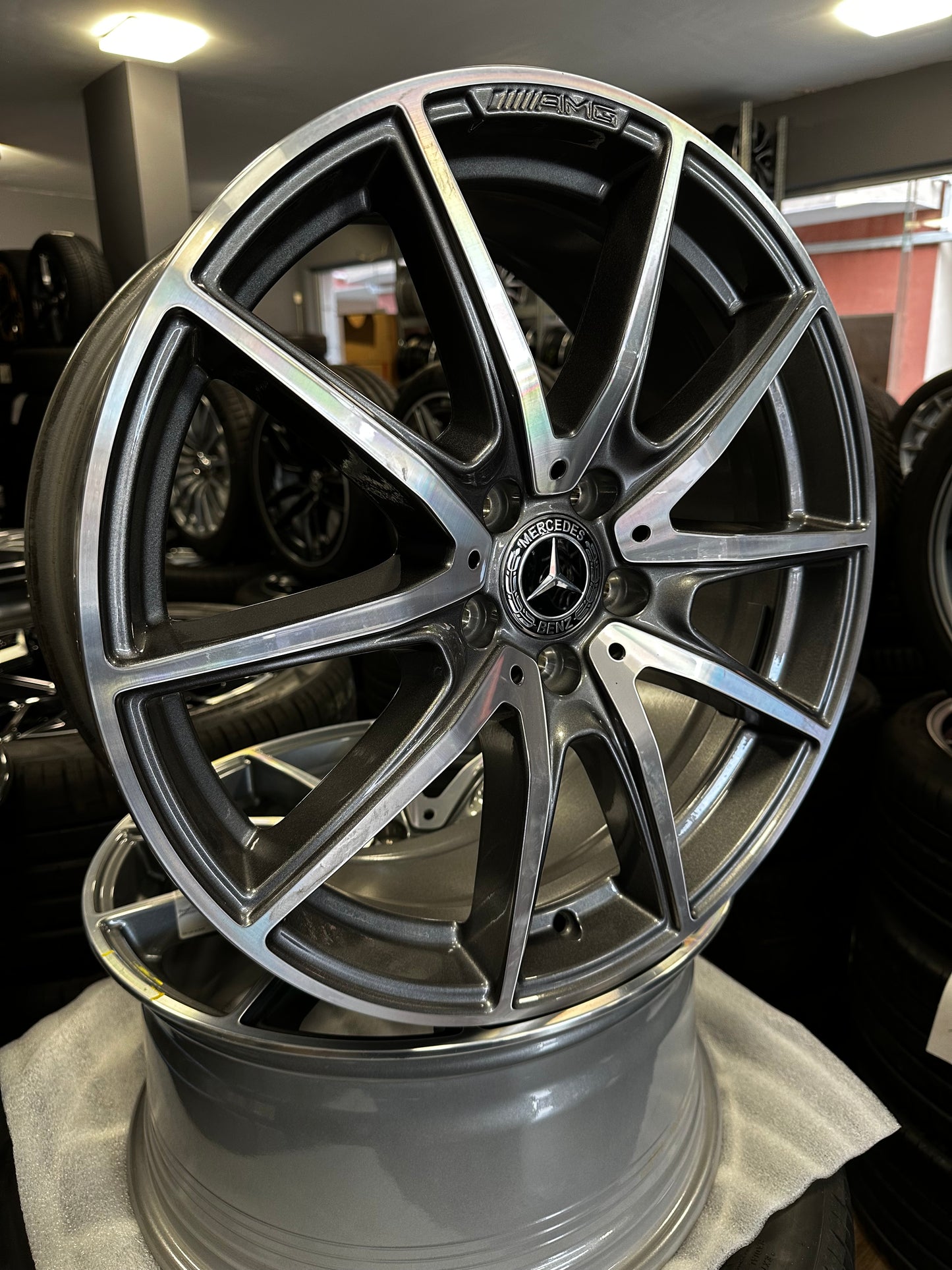 Оригинални като Нови Mercedes E Klasse W213 AMG 19 Zoll Мерцедес Е Класа W213 Алуминиеви AMG джанти 19 цола A2134017300 A2134017400 8J ET43 9J ET49