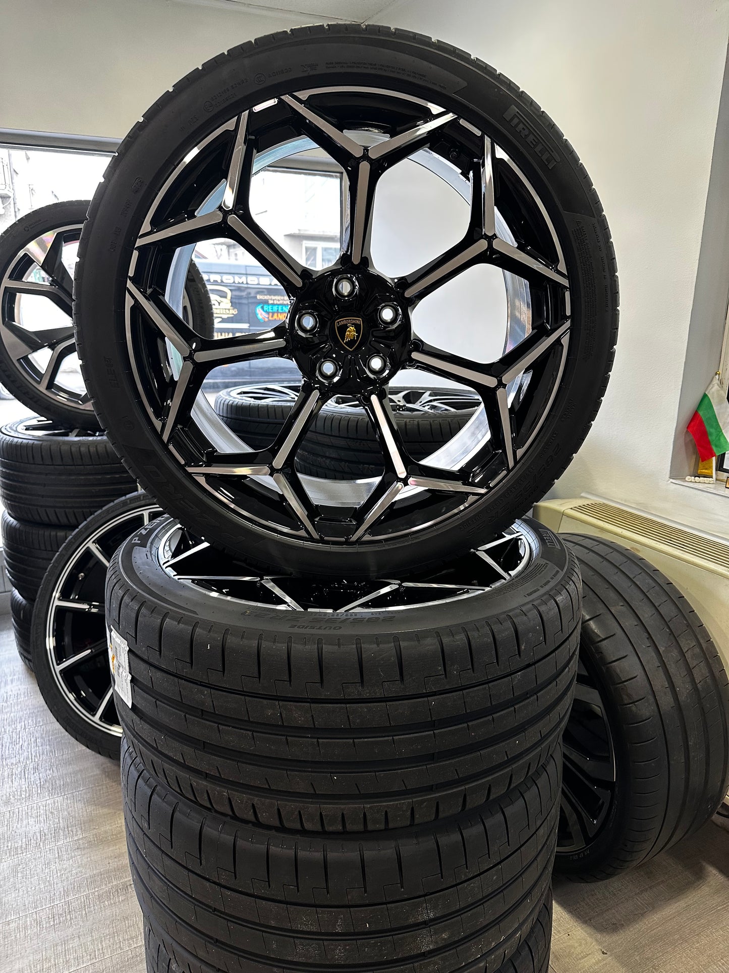 Като Нови Оригинал Lamborghini URUS 23 Zoll 4ML601025BS Ламборгини Урус Алуминиеви джанти 23 цола летен комплект летни Гуми
