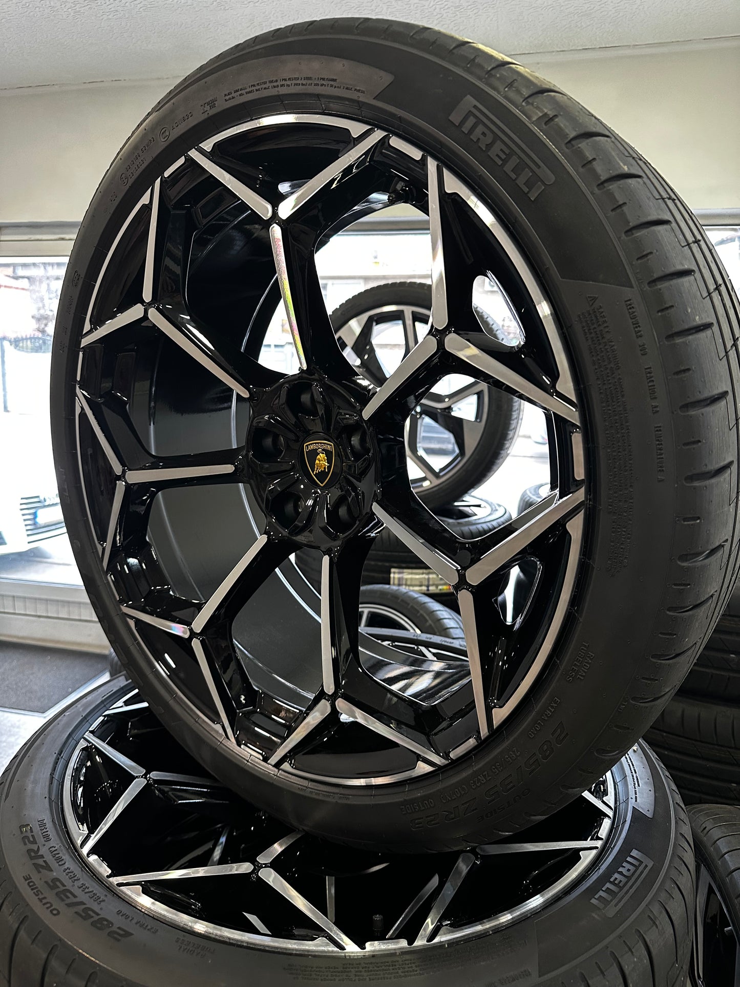 Като Нови Оригинал Lamborghini URUS 23 Zoll 4ML601025BS Ламборгини Урус Алуминиеви джанти 23 цола летен комплект летни Гуми