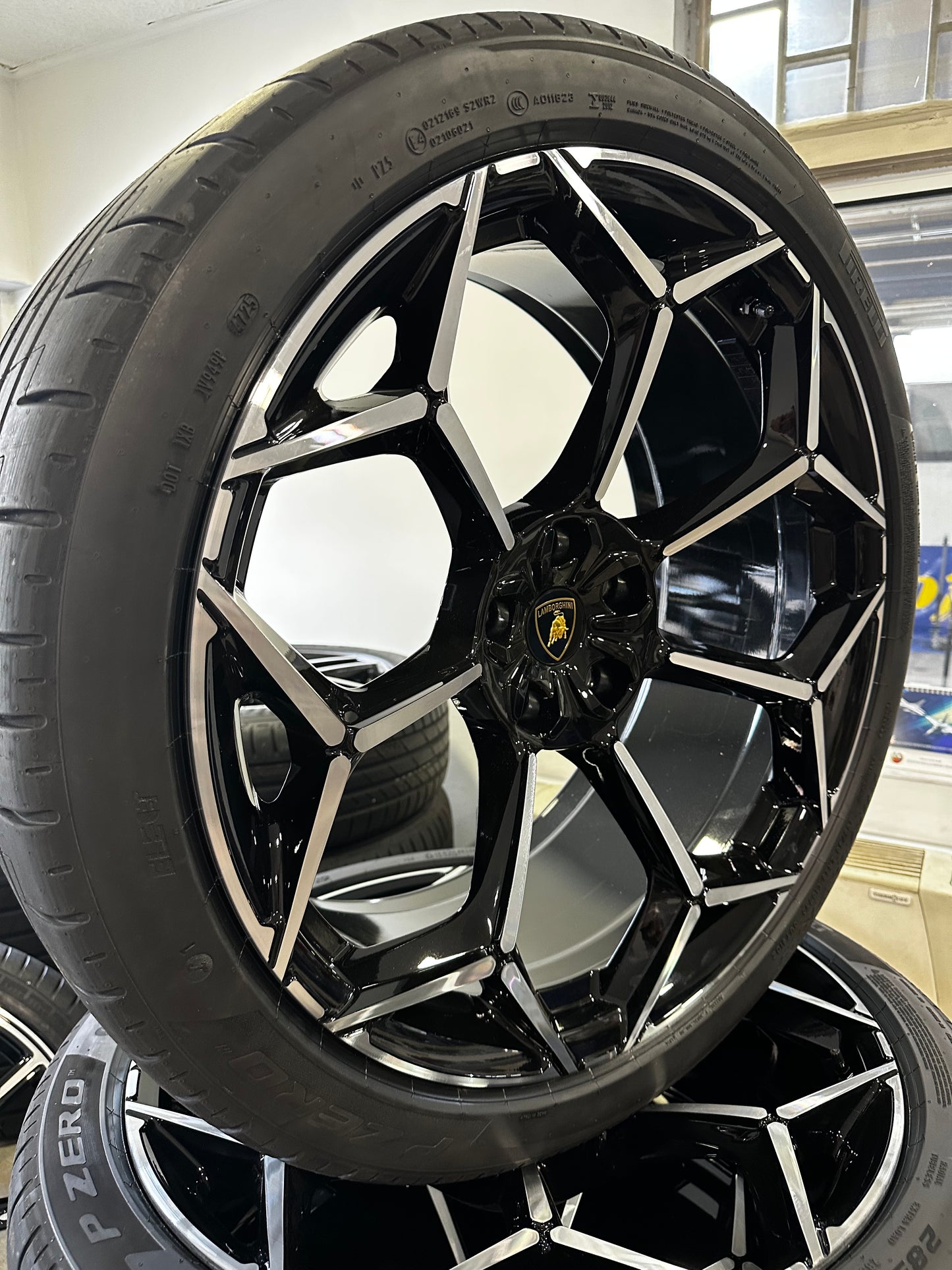 Като Нови Оригинал Lamborghini URUS 23 Zoll 4ML601025BS Ламборгини Урус Алуминиеви джанти 23 цола летен комплект летни Гуми