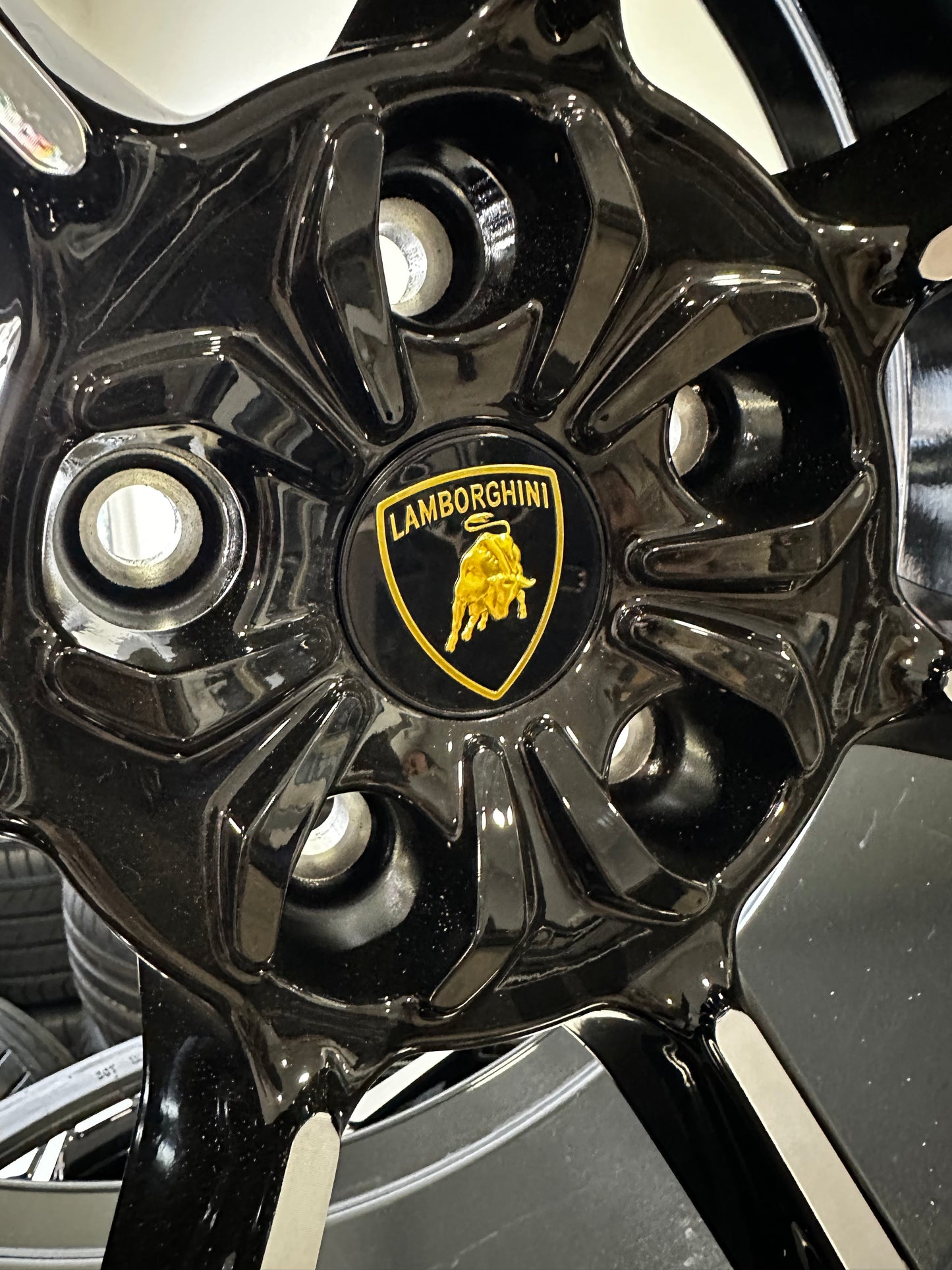 Като Нови Оригинал Lamborghini URUS 23 Zoll 4ML601025BS Ламборгини Урус Алуминиеви джанти 23 цола летен комплект летни Гуми