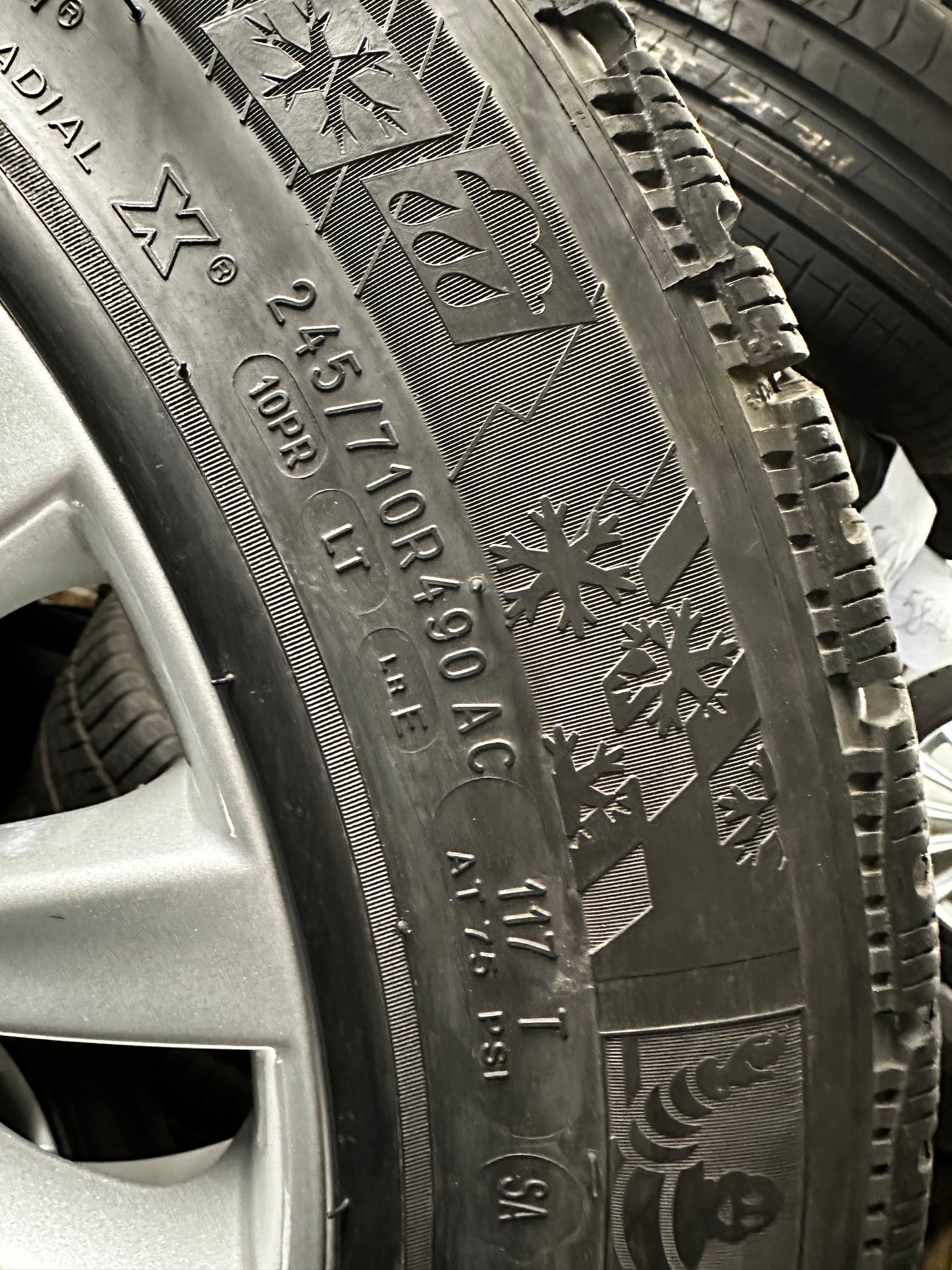 Оригинал BMW Gepanzert 7er F01 F02 PAX 245 710 R490 AC Бмв 7-ма серия Ф01 Ф02 Бронирана 245 710 Р490 АЦ PAX зимен комплект зимни гуми