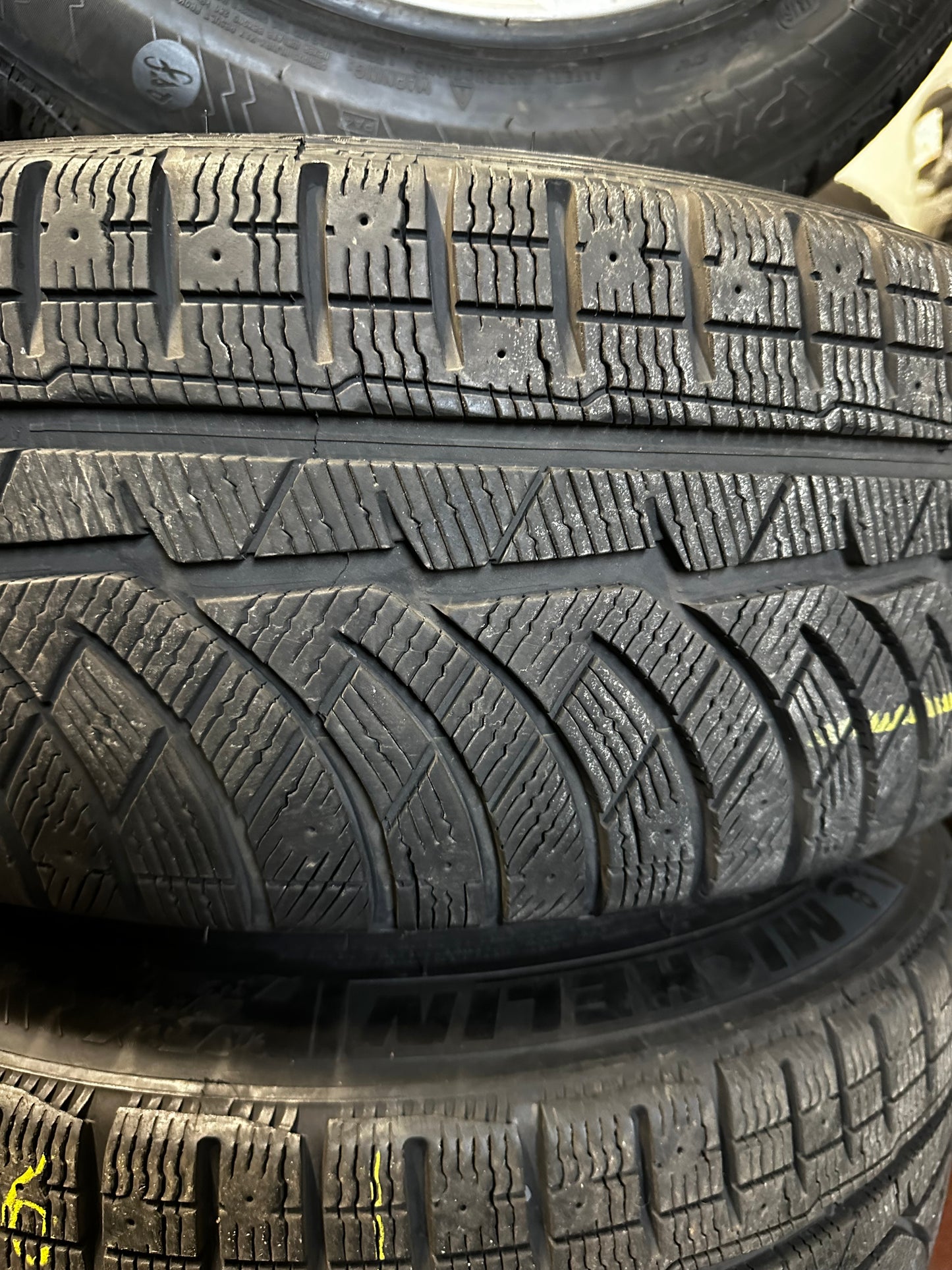 Оригинал BMW Gepanzert 7er F01 F02 PAX 245 710 R490 AC Бмв 7-ма серия Ф01 Ф02 Бронирана 245 710 Р490 АЦ PAX зимен комплект зимни гуми
