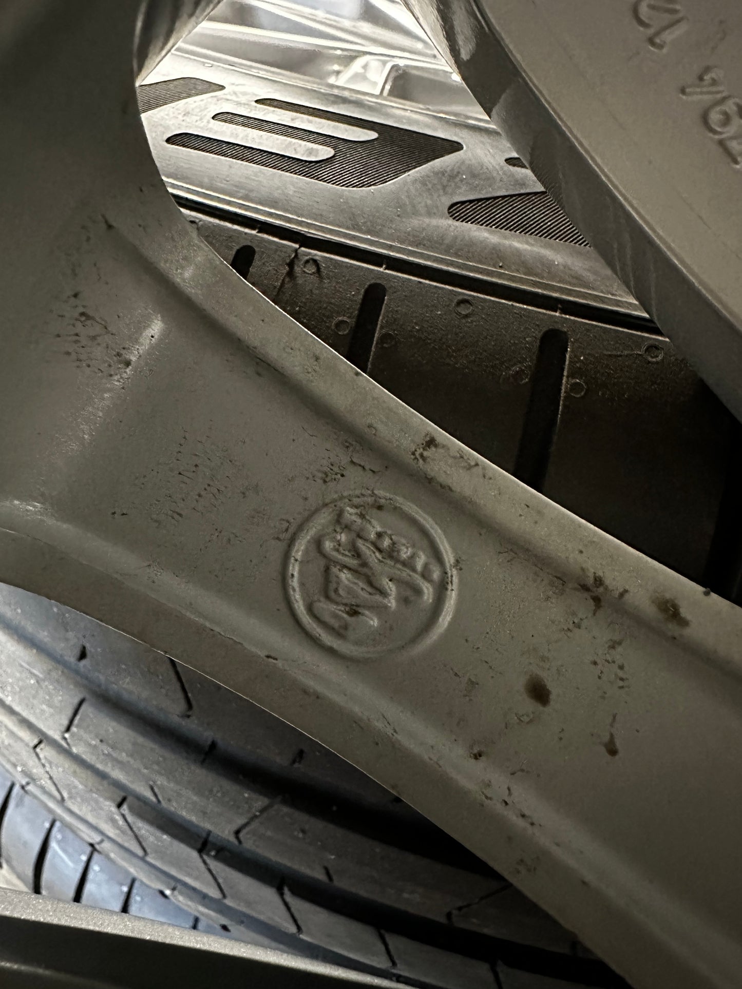 Оригинал BMW Gepanzert 7er F01 F02 PAX 245 710 R490 AC Бмв 7-ма серия Ф01 Ф02 Бронирана 245 710 Р490 АЦ PAX зимен комплект зимни гуми