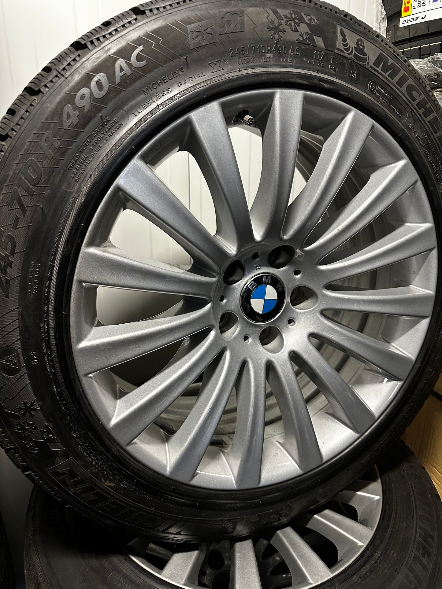 Оригинал BMW Gepanzert 7er F01 F02 PAX 245 710 R490 AC Бмв 7-ма серия Ф01 Ф02 Бронирана 245 710 Р490 АЦ PAX зимен комплект зимни гуми