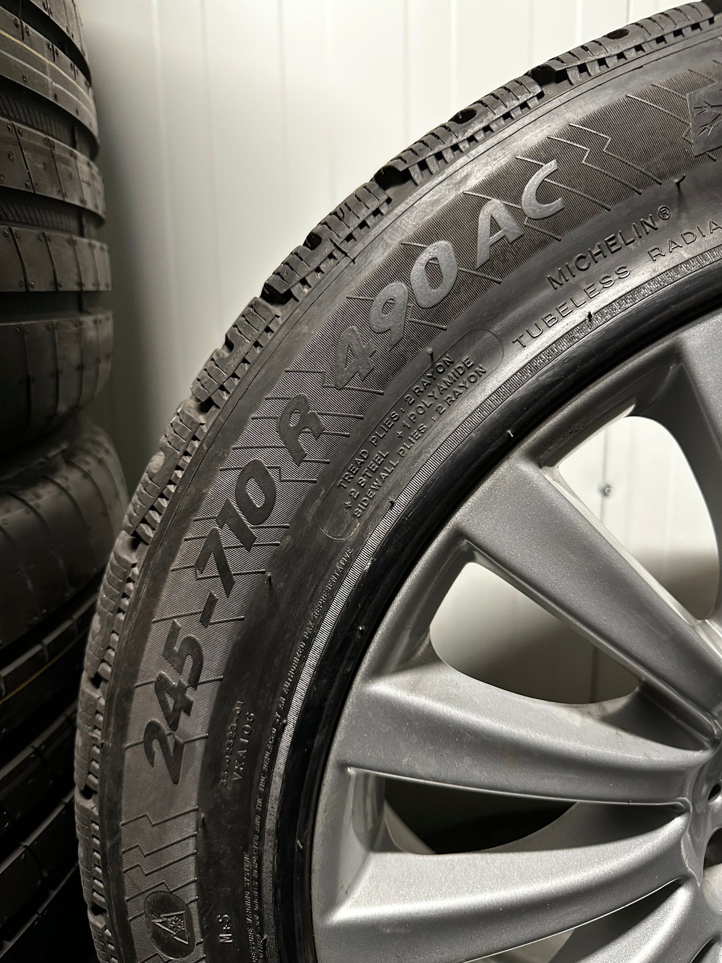 Оригинал BMW Gepanzert 7er F01 F02 PAX 245 710 R490 AC Бмв 7-ма серия Ф01 Ф02 Бронирана 245 710 Р490 АЦ PAX зимен комплект зимни гуми