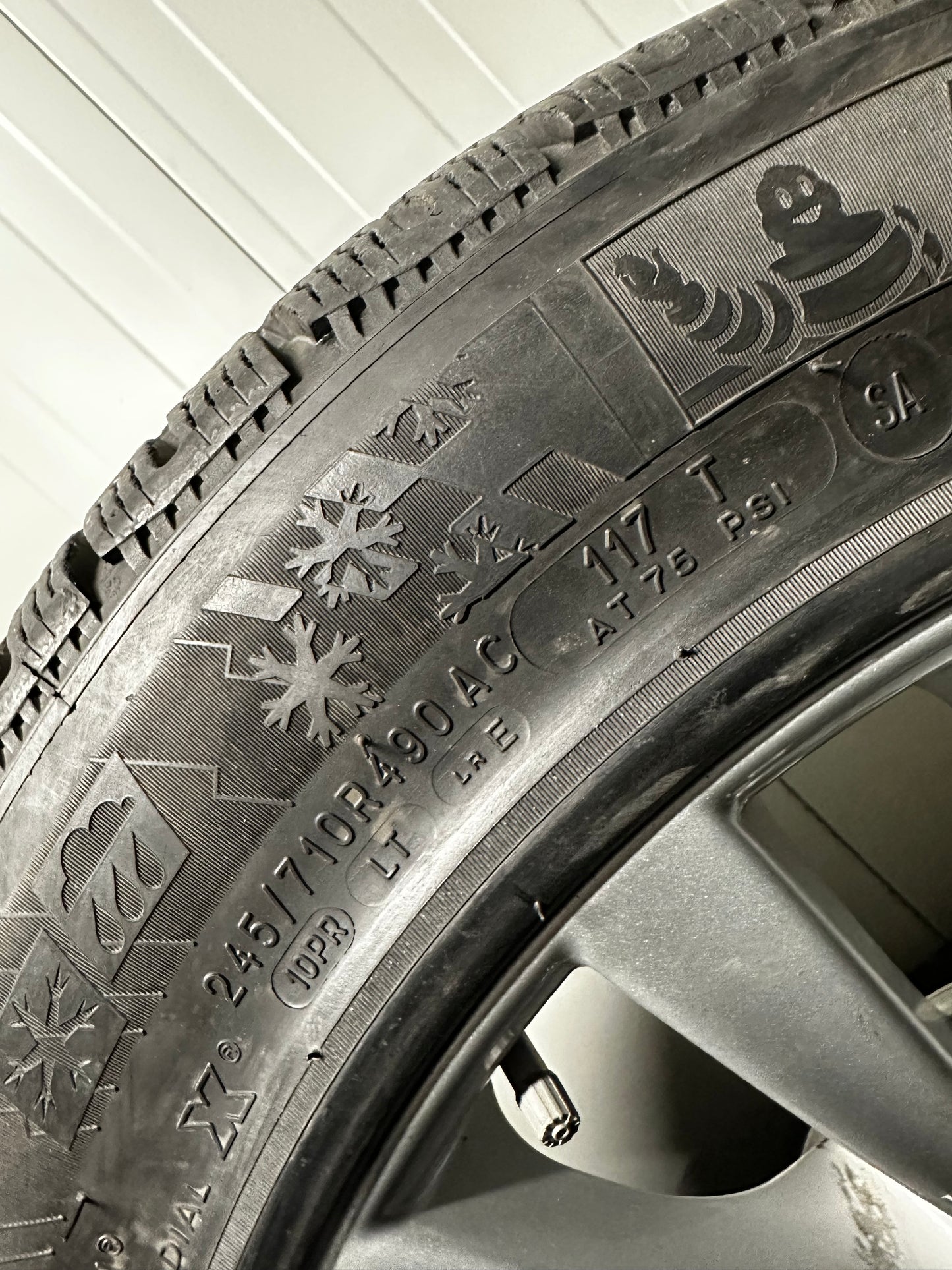 Оригинал BMW Gepanzert 7er F01 F02 PAX 245 710 R490 AC Бмв 7-ма серия Ф01 Ф02 Бронирана 245 710 Р490 АЦ PAX зимен комплект зимни гуми