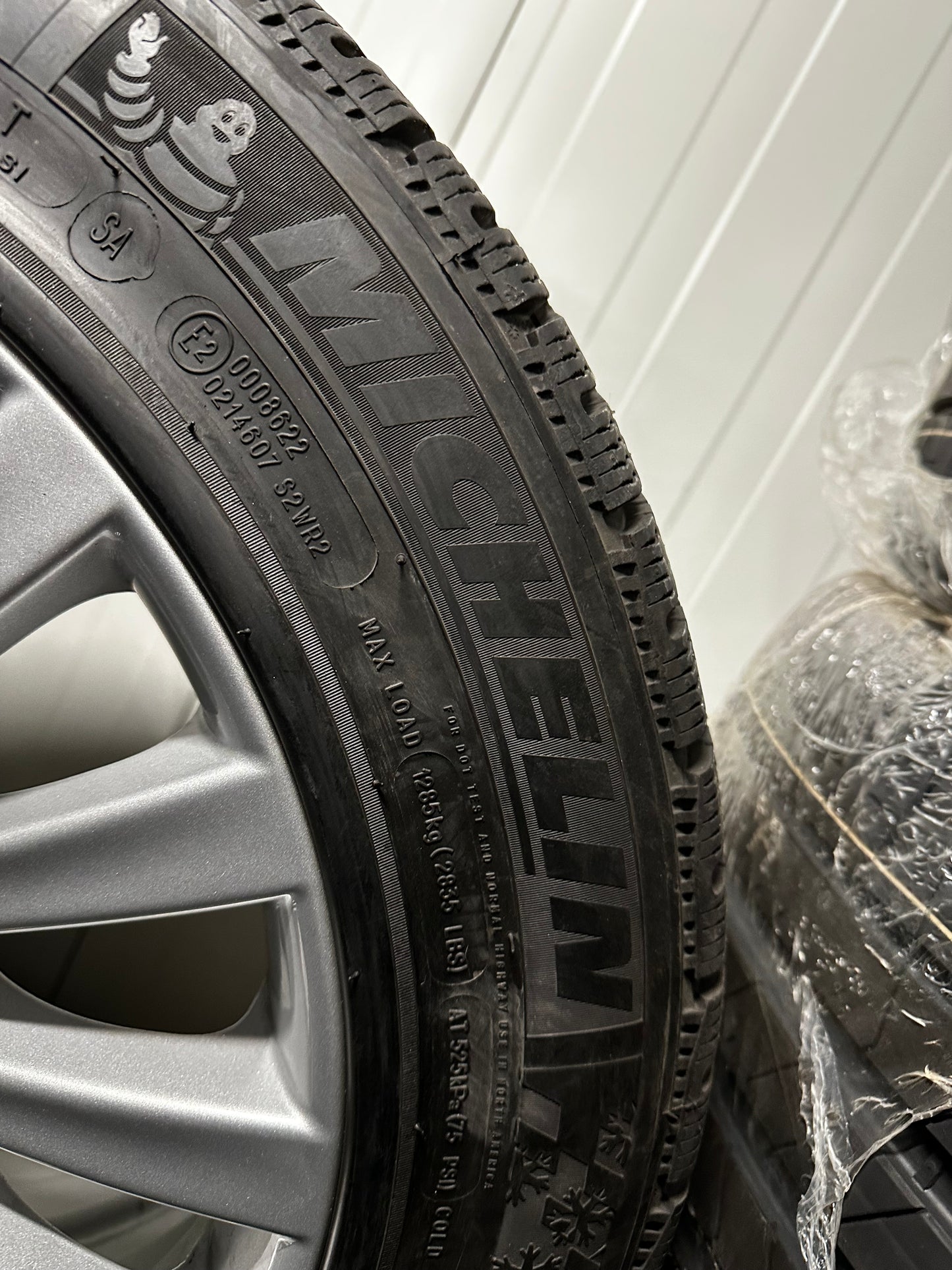 Оригинал BMW Gepanzert 7er F01 F02 PAX 245 710 R490 AC Бмв 7-ма серия Ф01 Ф02 Бронирана 245 710 Р490 АЦ PAX зимен комплект зимни гуми