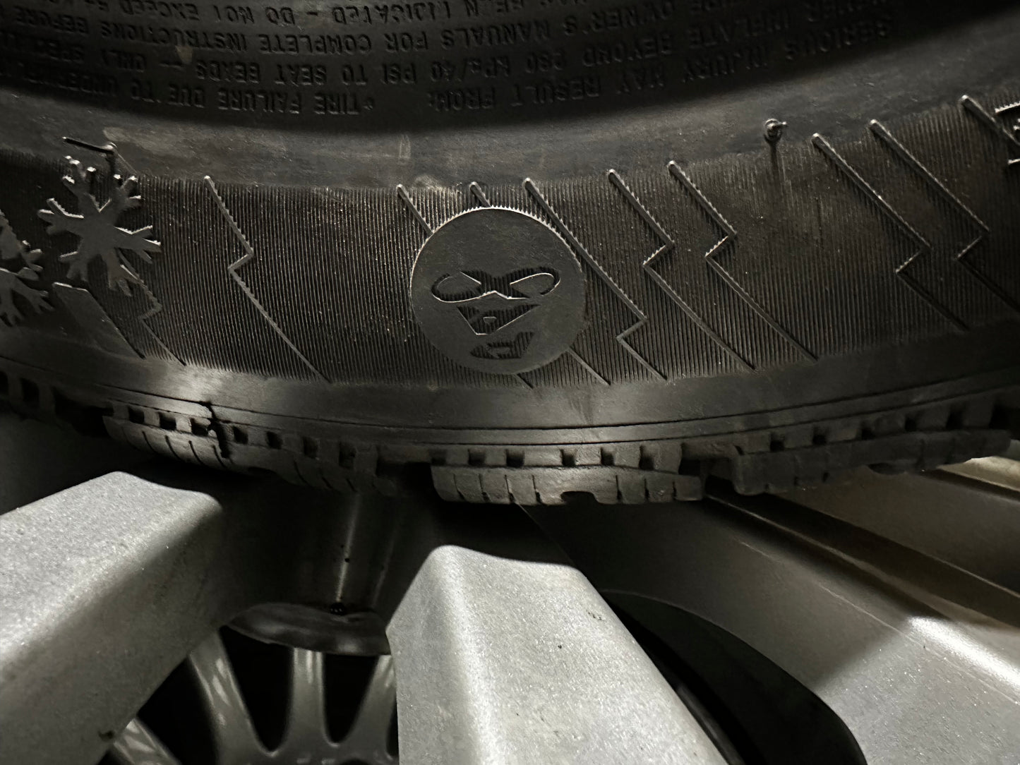 Оригинал BMW Gepanzert 7er F01 F02 PAX 245 710 R490 AC Бмв 7-ма серия Ф01 Ф02 Бронирана 245 710 Р490 АЦ PAX зимен комплект зимни гуми