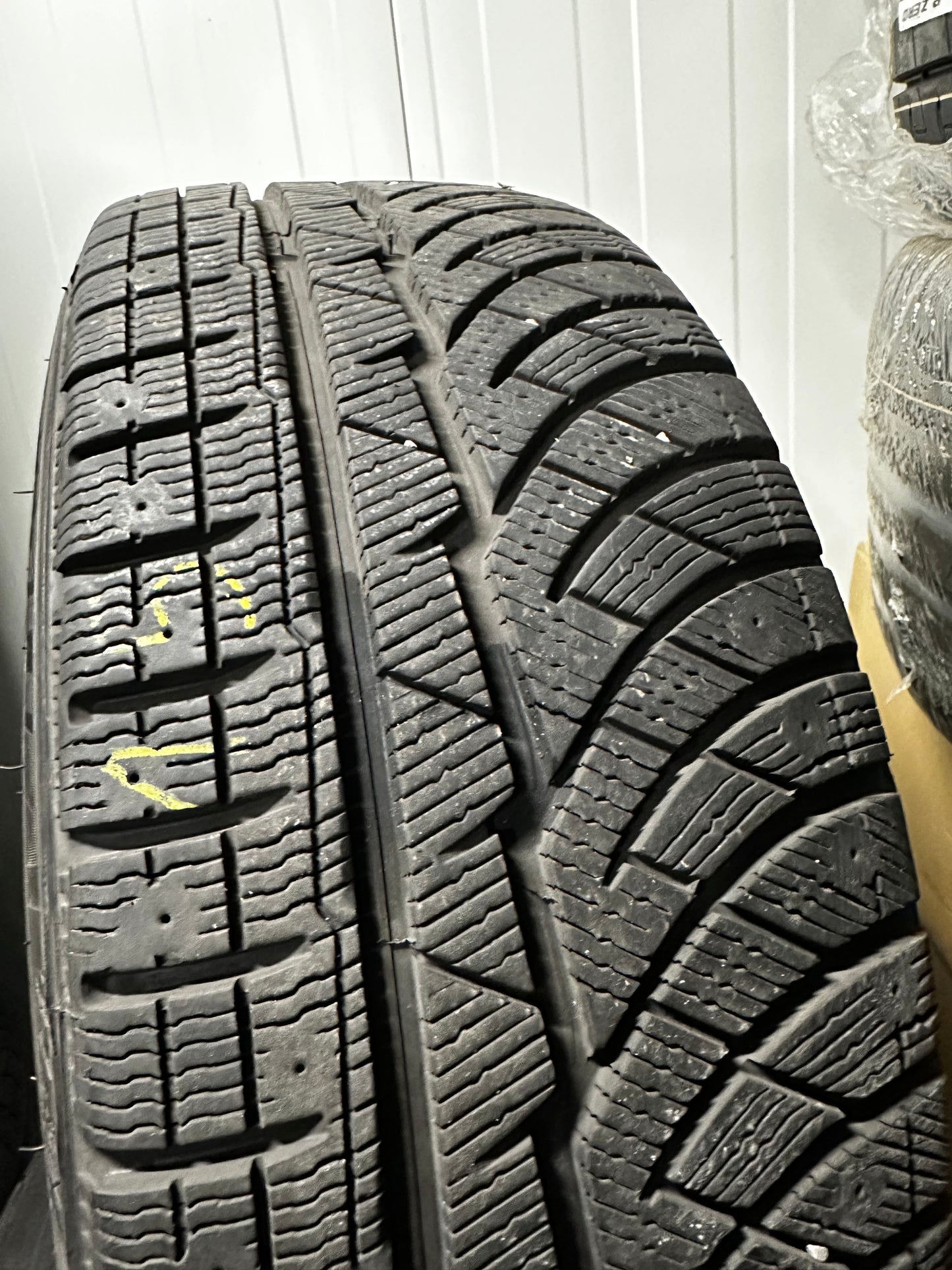 Оригинал BMW Gepanzert 7er F01 F02 PAX 245 710 R490 AC Бмв 7-ма серия Ф01 Ф02 Бронирана 245 710 Р490 АЦ PAX зимен комплект зимни гуми