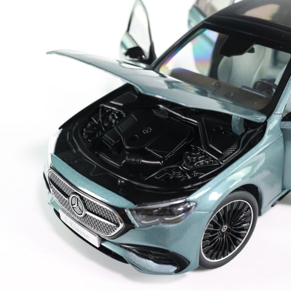 Mercedes Benz E Klasse W214 AMG verdesilber 1:18 NOREV B66961118 Мерцедес Бенц Е Класа 4х4 сиво зелен отваряем