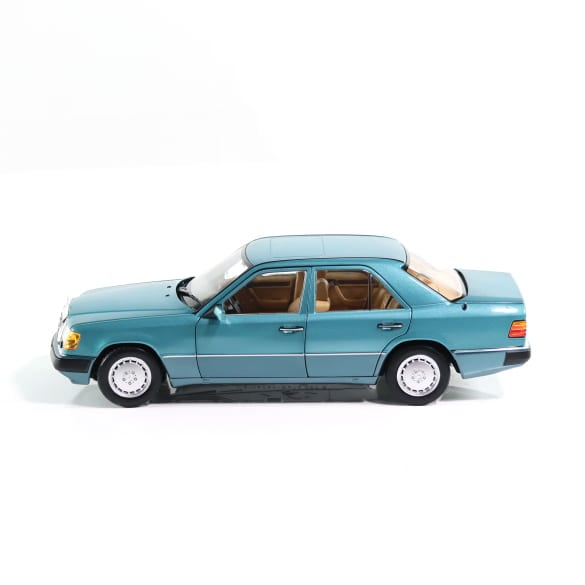 Mercedes Benz 230 E Klasse W124 beryll blue 1:18 NOREV B66040698 Мерцедес Бенц 230 Е Класа син отваряем