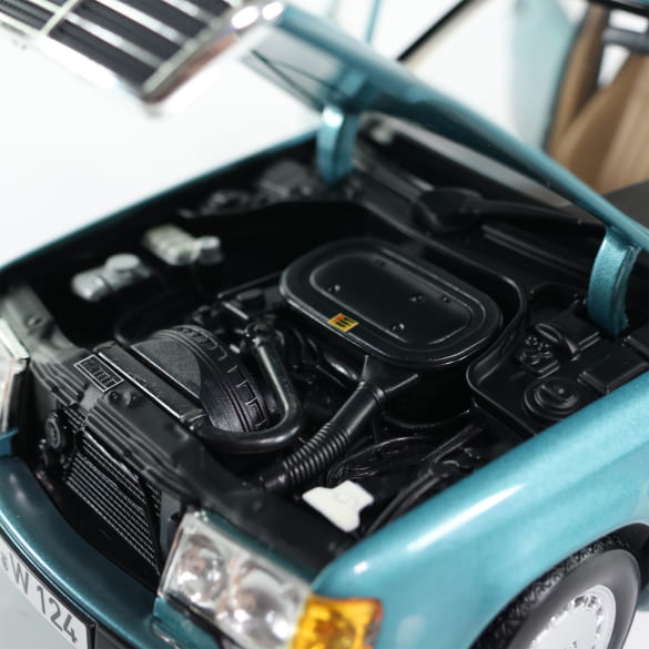 Mercedes Benz 230 E Klasse W124 beryll blue 1:18 NOREV B66040698 Мерцедес Бенц 230 Е Класа син отваряем