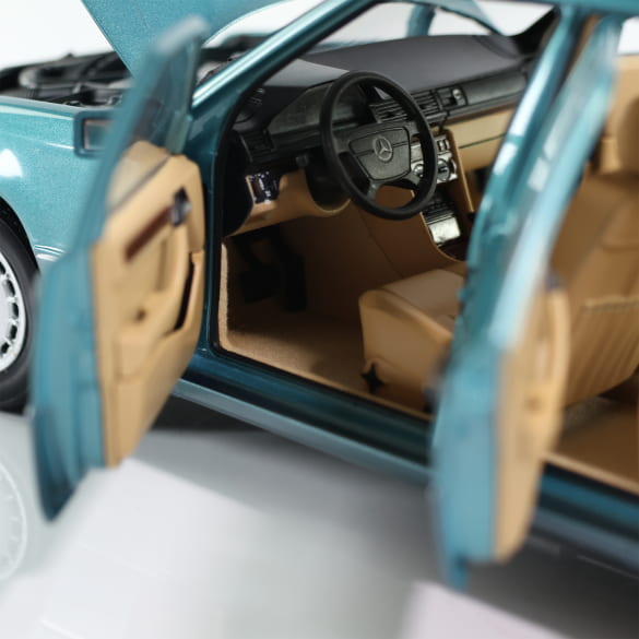 Mercedes Benz 230 E Klasse W124 beryll blue 1:18 NOREV B66040698 Мерцедес Бенц 230 Е Класа син отваряем