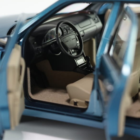 Mercedes Benz C200 W202 blue 1:18 NOREV B66040704 Мерцедес Бенц Ц200 син отваряем