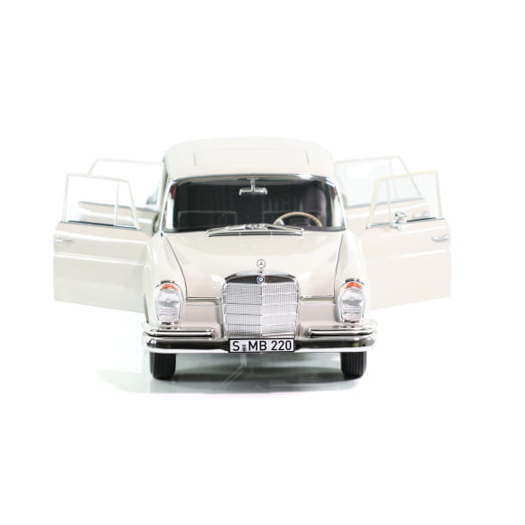 Mercedes Benz 220S W111 white 1:18 NOREV B66041218 Мерцедес Бенц 200С бял отваряем