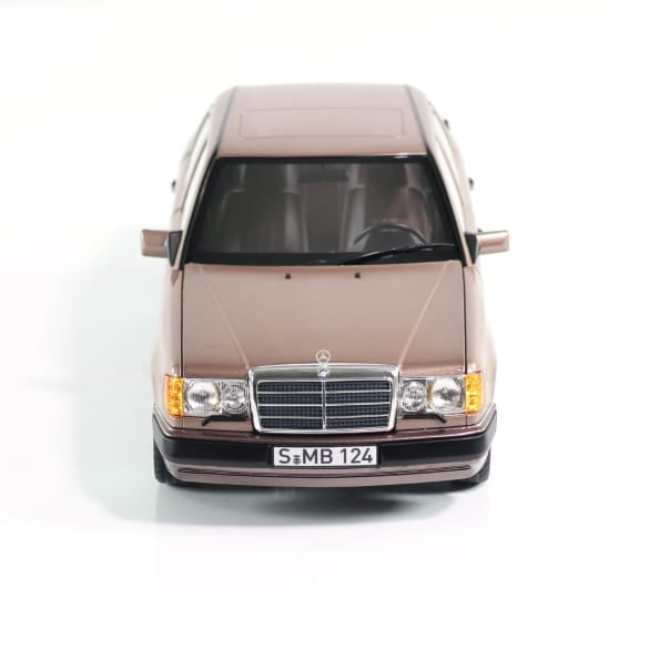 Mercedes Benz 230 E Klasse W124 rosenholz 1:18 NOREV B66040697 Мерцедес Бенц 230 Е Класа роза кафяв отваряем