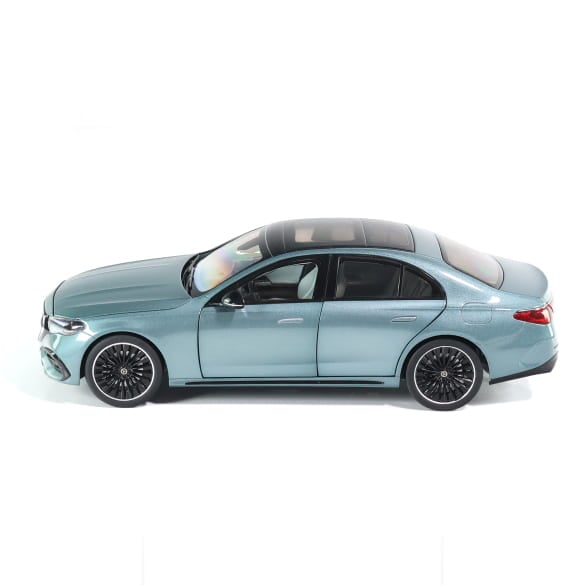 Mercedes Benz E Klasse W214 AMG verdesilber 1:18 NOREV B66961118 Мерцедес Бенц Е Класа 4х4 сиво зелен отваряем