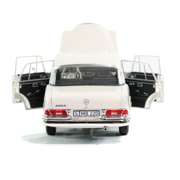 Mercedes Benz 220S W111 white 1:18 NOREV B66041218 Мерцедес Бенц 200С бял отваряем