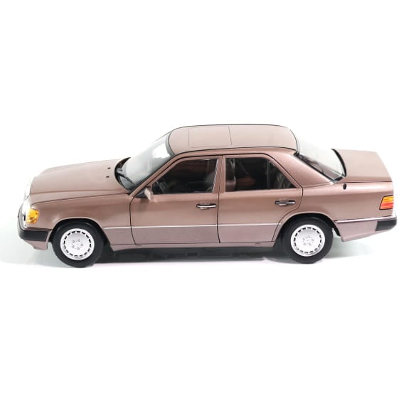 Mercedes Benz 230 E Klasse W124 rosenholz 1:18 NOREV B66040697 Мерцедес Бенц 230 Е Класа роза кафяв отваряем