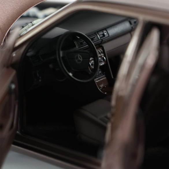 Mercedes Benz 230 E Klasse W124 rosenholz 1:18 NOREV B66040697 Мерцедес Бенц 230 Е Класа роза кафяв отваряем