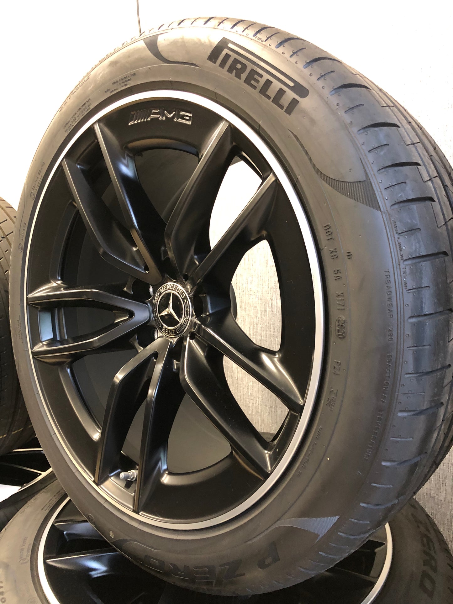 Нови Mercedes AMG GT 4 door W290 19 цола джанти летен комплект гуми
