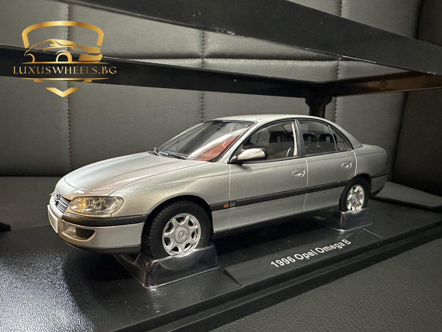 Opel Omega B 1996 Silver  1:18 Triple 9 Опел Омега Б 1996 сив