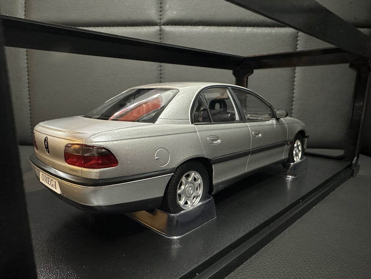 Opel Omega B 1996 Silver  1:18 Triple 9 Опел Омега Б 1996 сив