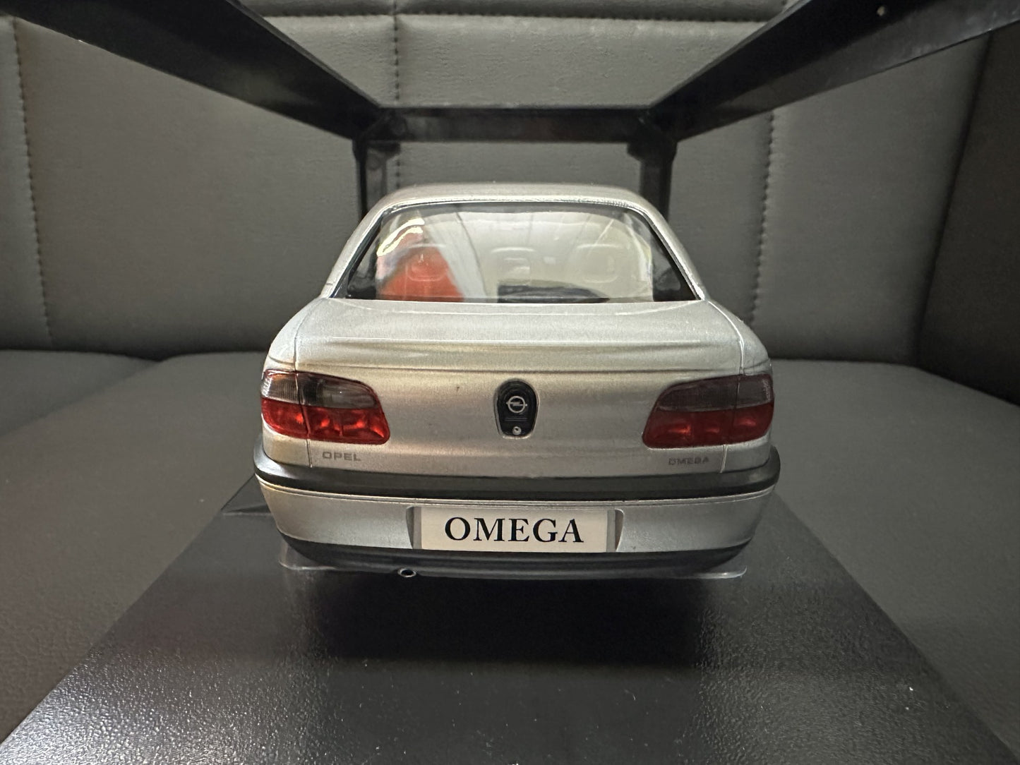 Opel Omega B 1996 Silver  1:18 Triple 9 Опел Омега Б 1996 сив