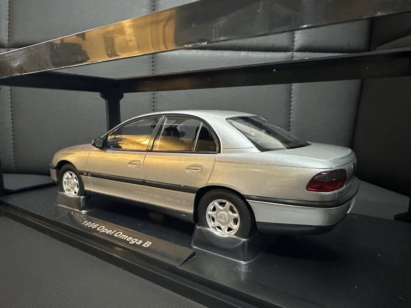 Opel Omega B 1996 Silver  1:18 Triple 9 Опел Омега Б 1996 сив