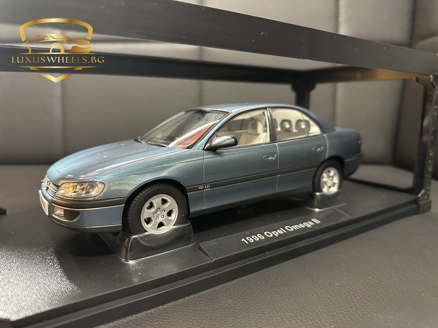Opel Omega 1996 Polar Blue 1:18 Triple 9 Опел Омега Б 1996 синя
