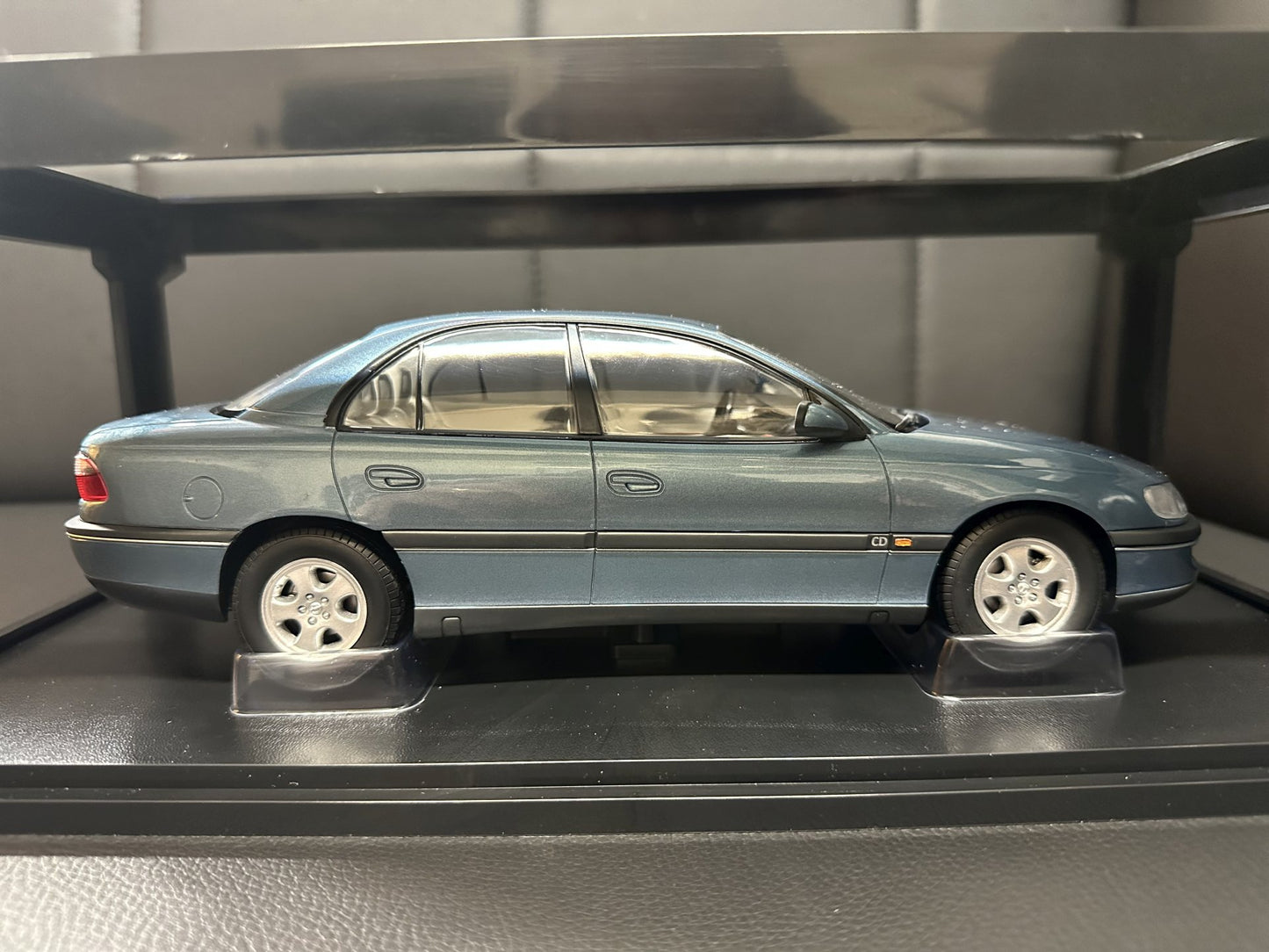 Opel Omega 1996 Polar Blue 1:18 Triple 9 Опел Омега Б 1996 синя