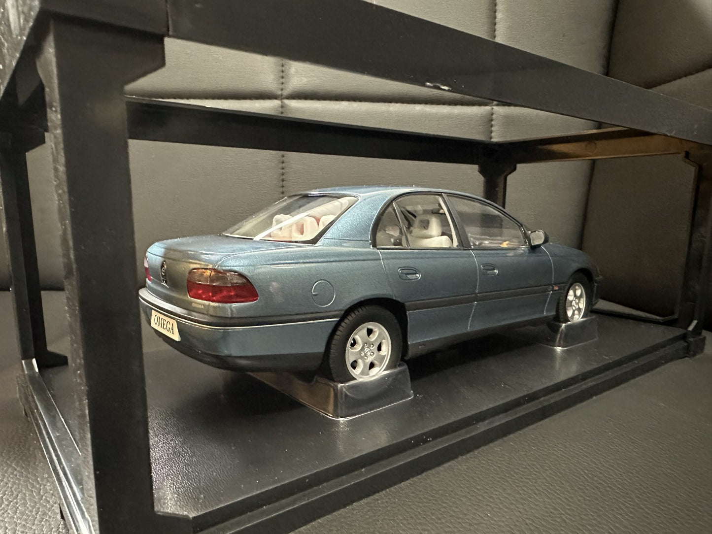 Opel Omega 1996 Polar Blue 1:18 Triple 9 Опел Омега Б 1996 синя