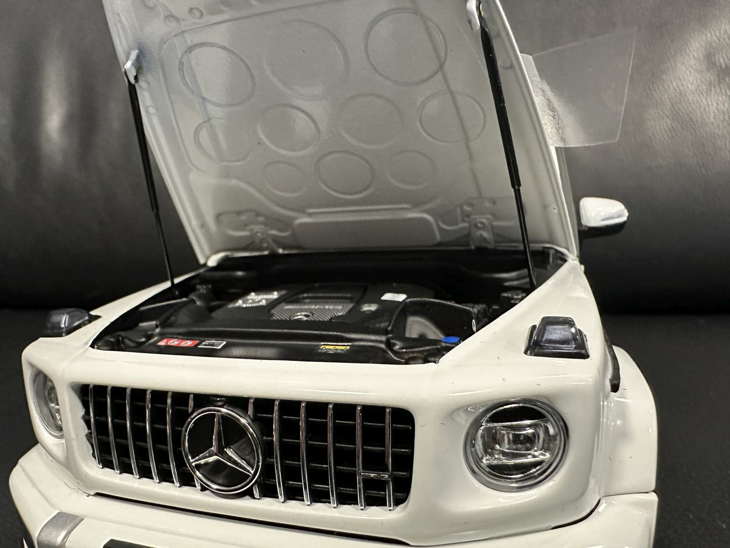 Mercedes Benz G63 V8 AMG white 1:18 Minichamps 110037065 Мерцедес Бенц Г63 АМГ бял