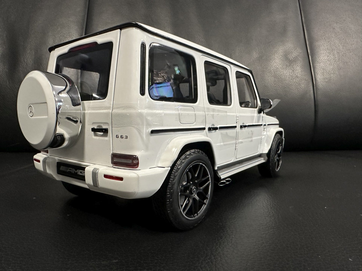 Mercedes Benz G63 V8 AMG white 1:18 Minichamps 110037065 Мерцедес Бенц Г63 АМГ бял