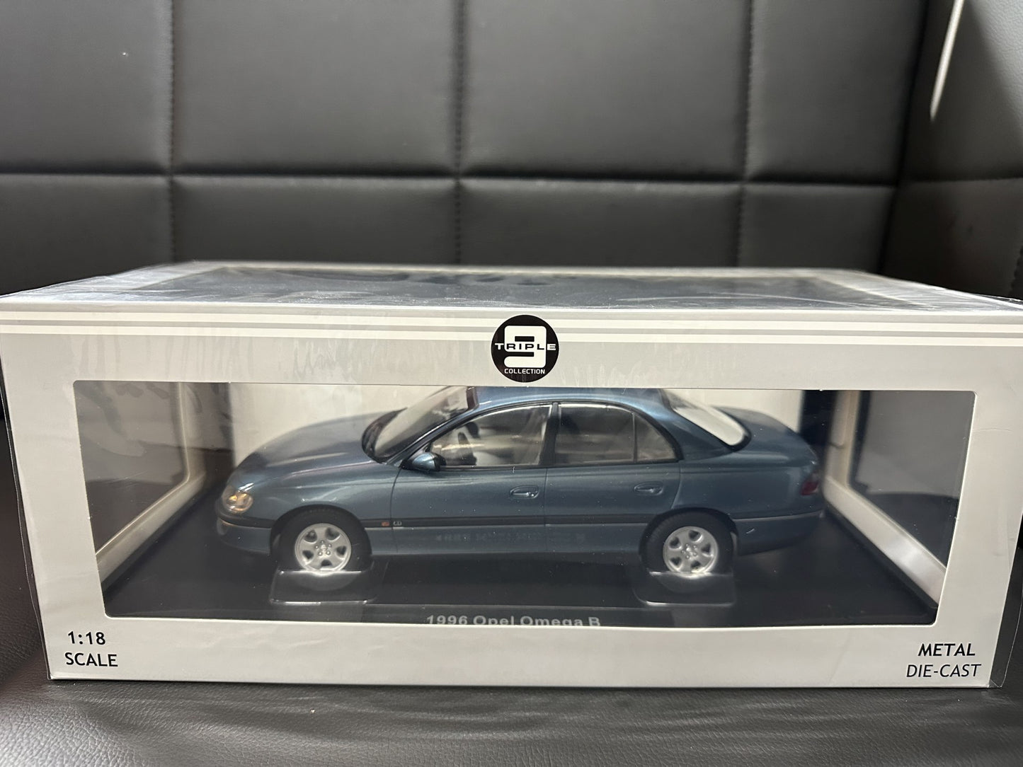 Opel Omega 1996 Polar Blue 1:18 Triple 9 Опел Омега Б 1996 синя