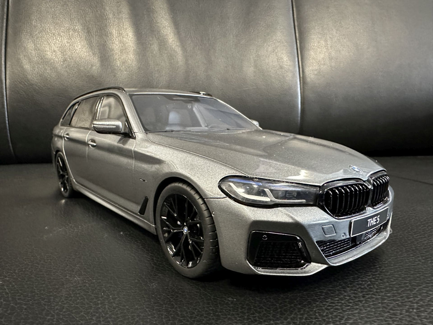 Bmw 530E G31 Kombi grey Limitiert 537/1100 1:18 GT Spirit GT485 Бмв 530Е сив Комби Лимитирана
