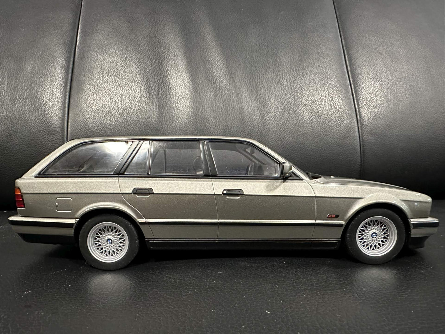 Bmw 530i E34 1991 grau Kombi 1:18 Modelcar MCG 18330 Бмв Е34 сив Комби