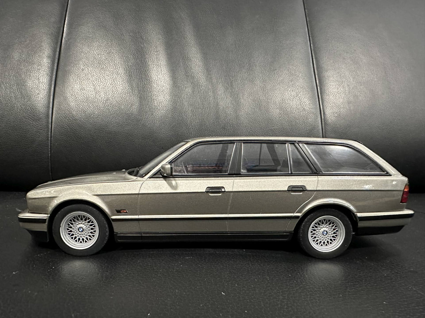 Bmw 530i E34 1991 grau Kombi 1:18 Modelcar MCG 18330 Бмв Е34 сив Комби