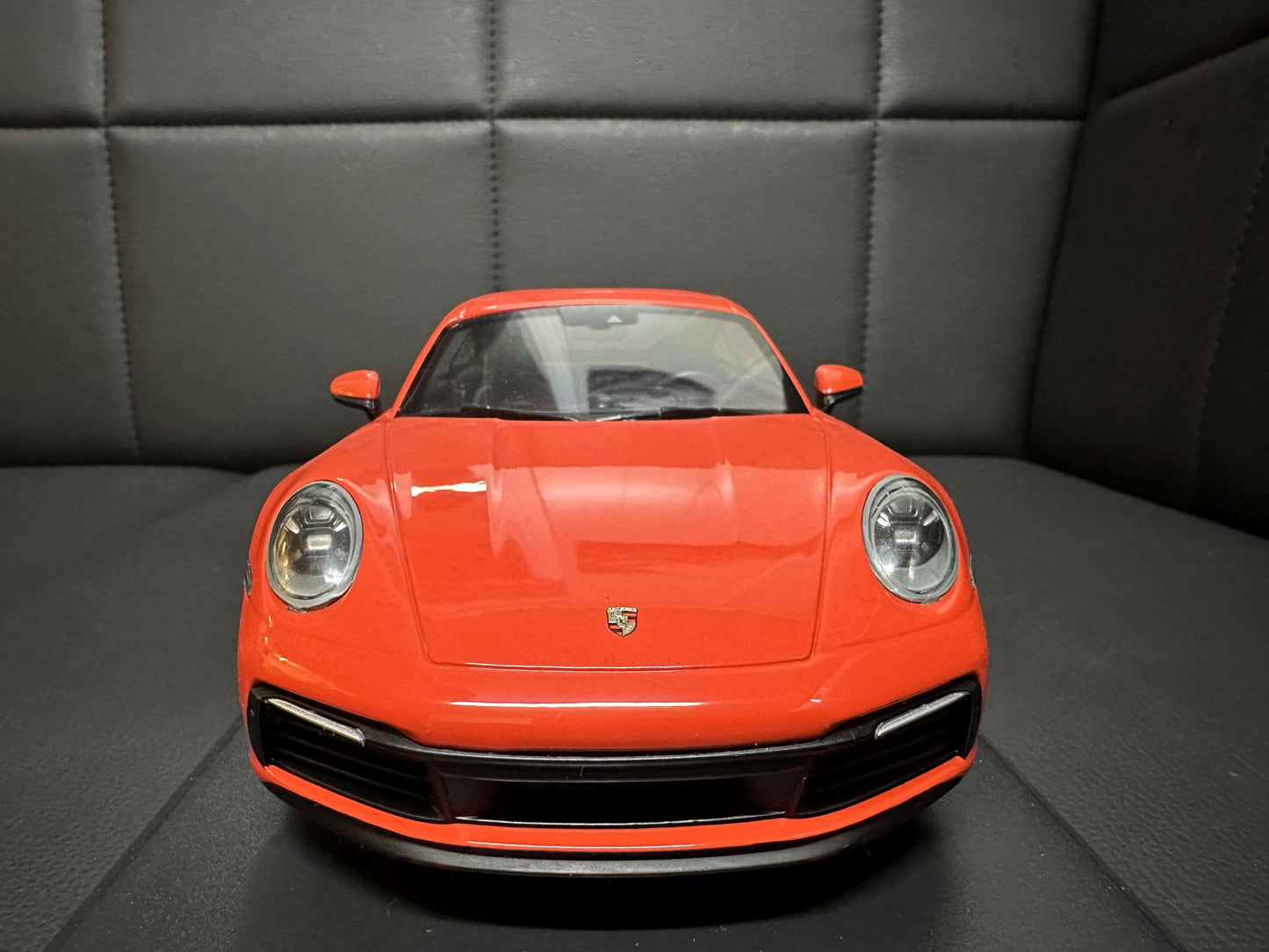 Porsche 911 Carrera 4S orange 1:18 Minichamps 155067327 Порше 911 Карера 4С 2019