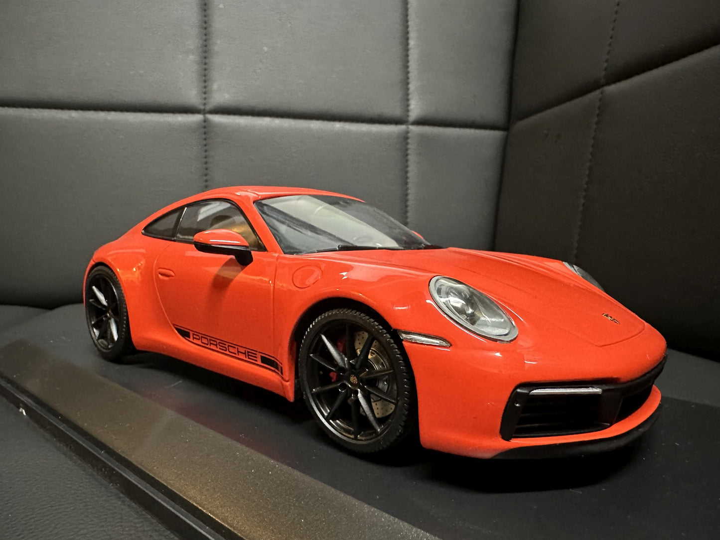 Porsche 911 Carrera 4S orange 1:18 Minichamps 155067327 Порше 911 Карера 4С 2019