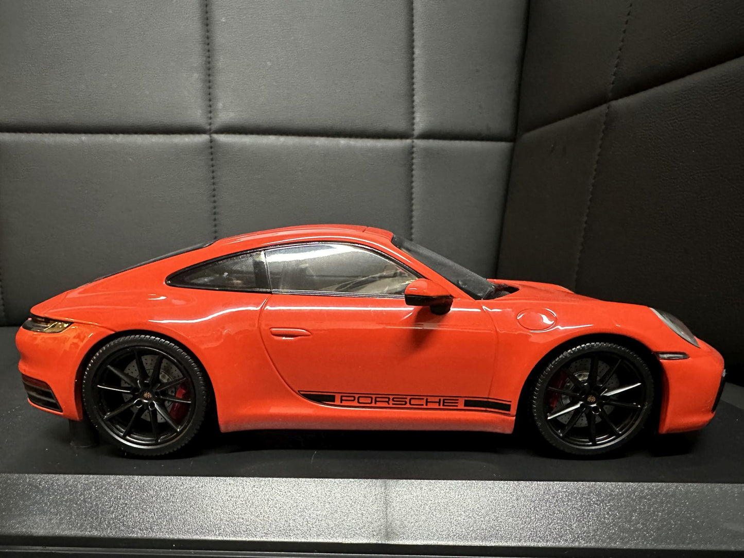 Porsche 911 Carrera 4S orange 1:18 Minichamps 155067327 Порше 911 Карера 4С 2019
