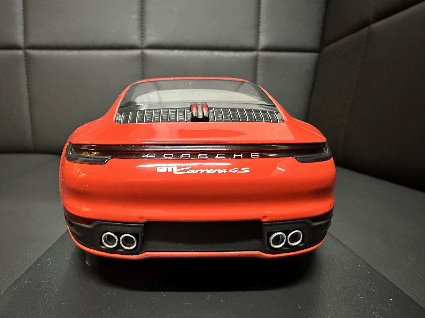 Porsche 911 Carrera 4S orange 1:18 Minichamps 155067327 Порше 911 Карера 4С 2019