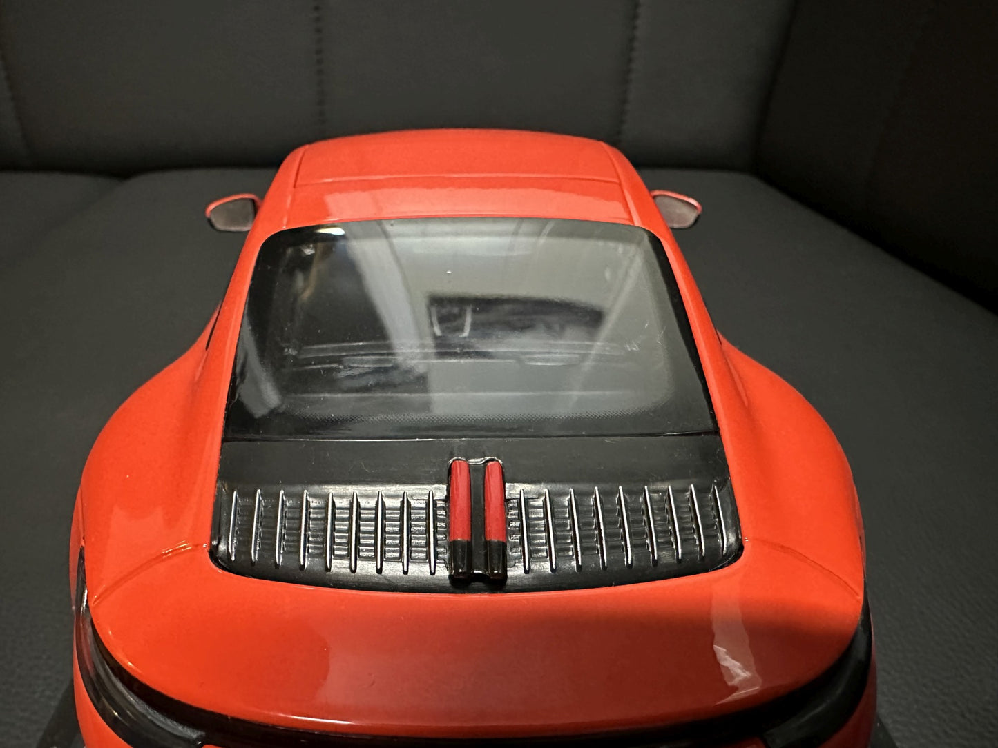 Porsche 911 Carrera 4S orange 1:18 Minichamps 155067327 Порше 911 Карера 4С 2019