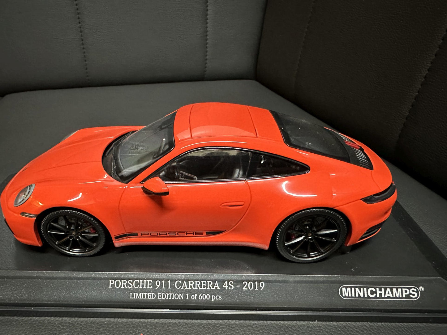 Porsche 911 Carrera 4S orange 1:18 Minichamps 155067327 Порше 911 Карера 4С 2019