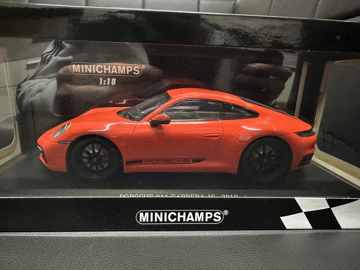 Porsche 911 Carrera 4S orange 1:18 Minichamps 155067327 Порше 911 Карера 4С 2019