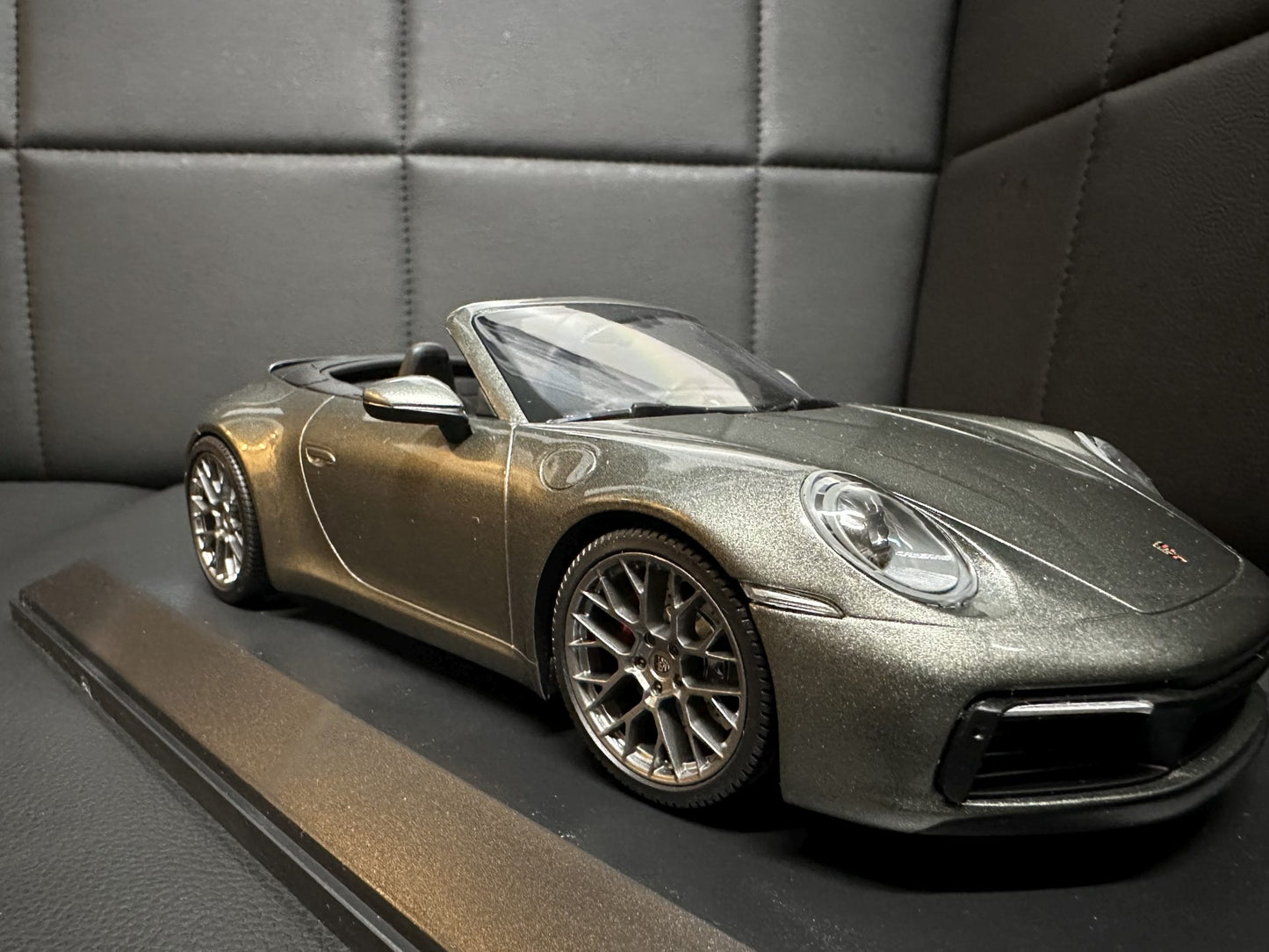 Porsche 911 Carrera 4S Cabrio 2019 green 1:18 Minichamps 155067337 Порше 911 Кабрио зелен