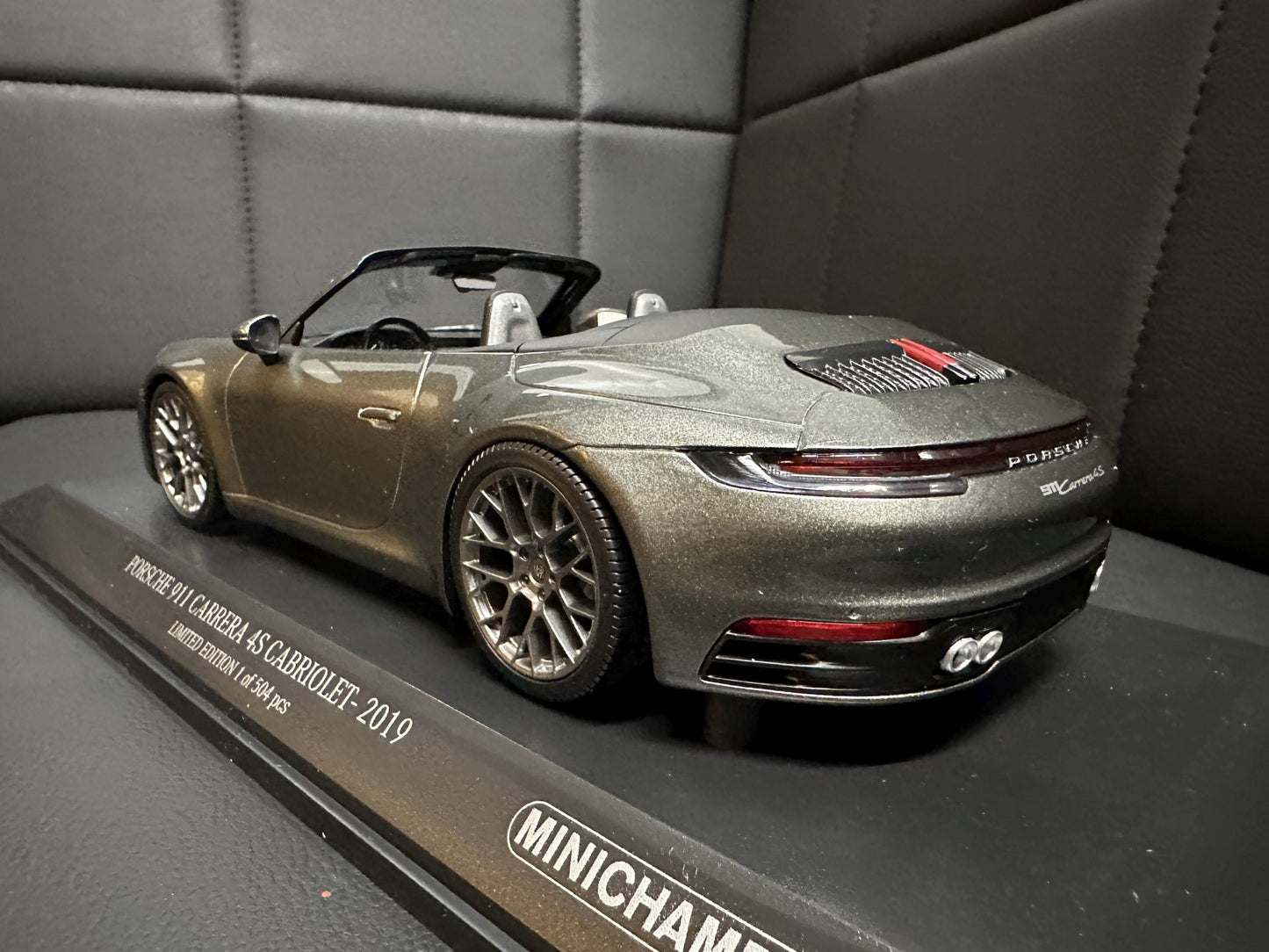 Porsche 911 Carrera 4S Cabrio 2019 green 1:18 Minichamps 155067337 Порше 911 Кабрио зелен