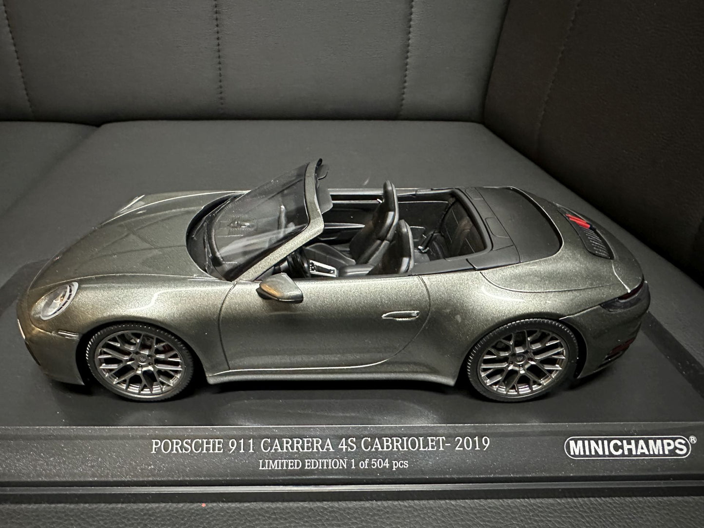 Porsche 911 Carrera 4S Cabrio 2019 green 1:18 Minichamps 155067337 Порше 911 Кабрио зелен