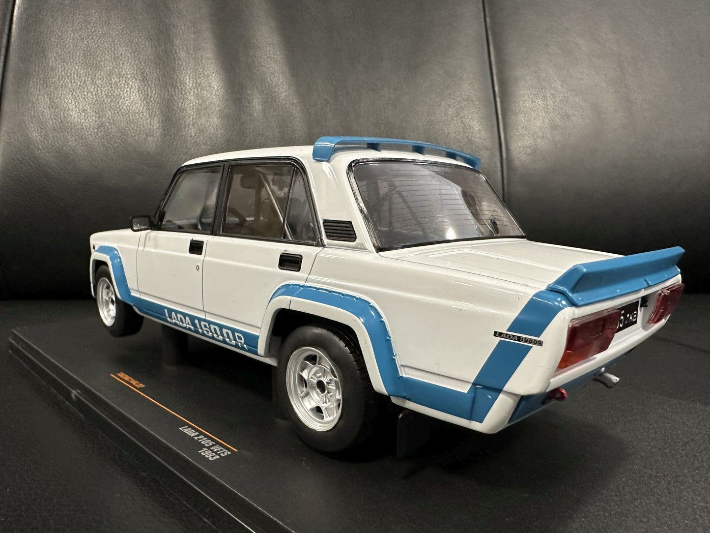 Lada 2105 VFTS 1983 white 1:18 IXO 18RMC144.22 Лада 2105 1983 бял
